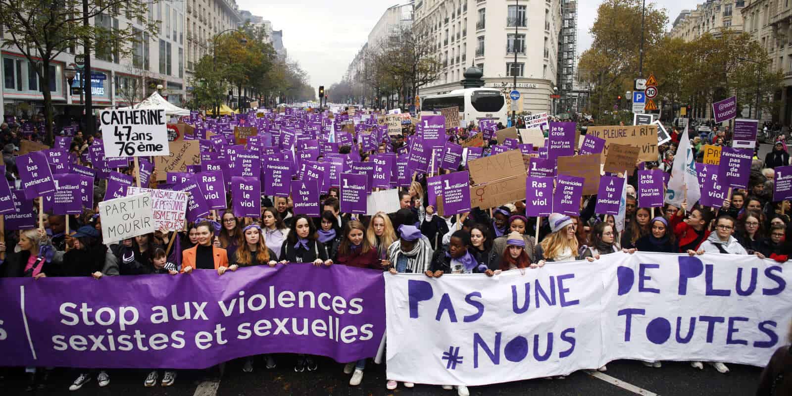 A Parigi si manifesta contro la violenza di genere