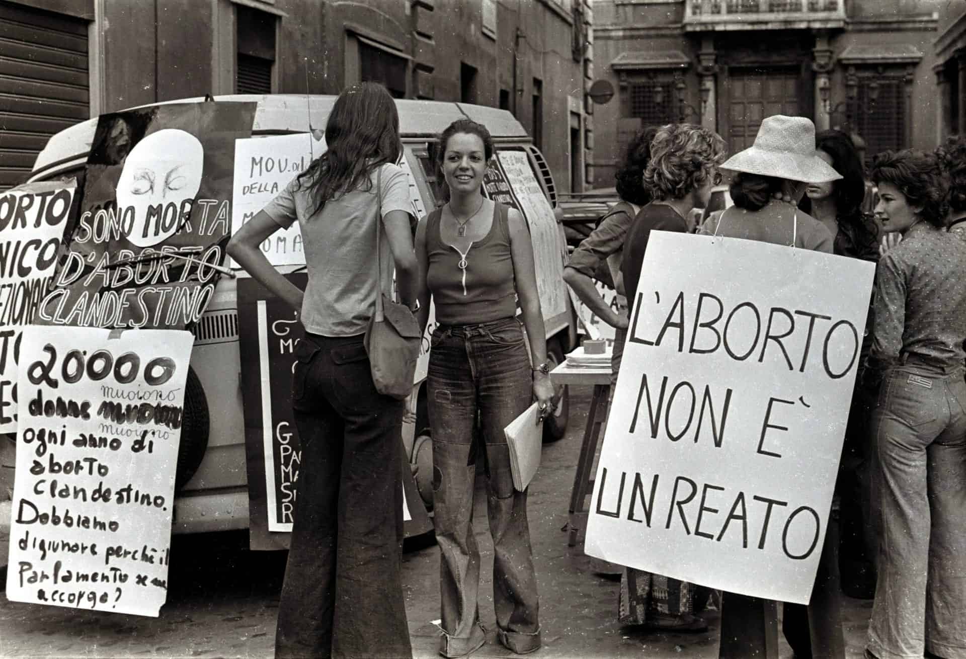 Ora et labora in difesa della vita, la raccolta firme a Napoli che mette in discussione l'aborto