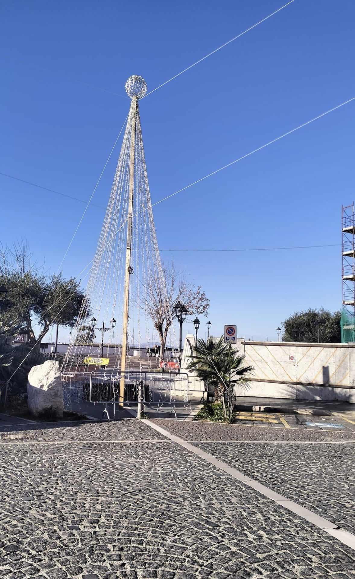 Doppio pacco a Castel Volturno: le luminarie non fanno passare i disabili