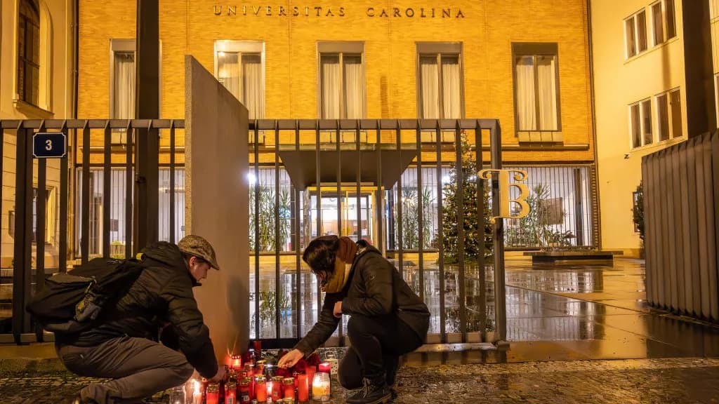 La notte nera di Praga: quanti altri school shooting prima di un provvedimento sulle armi?