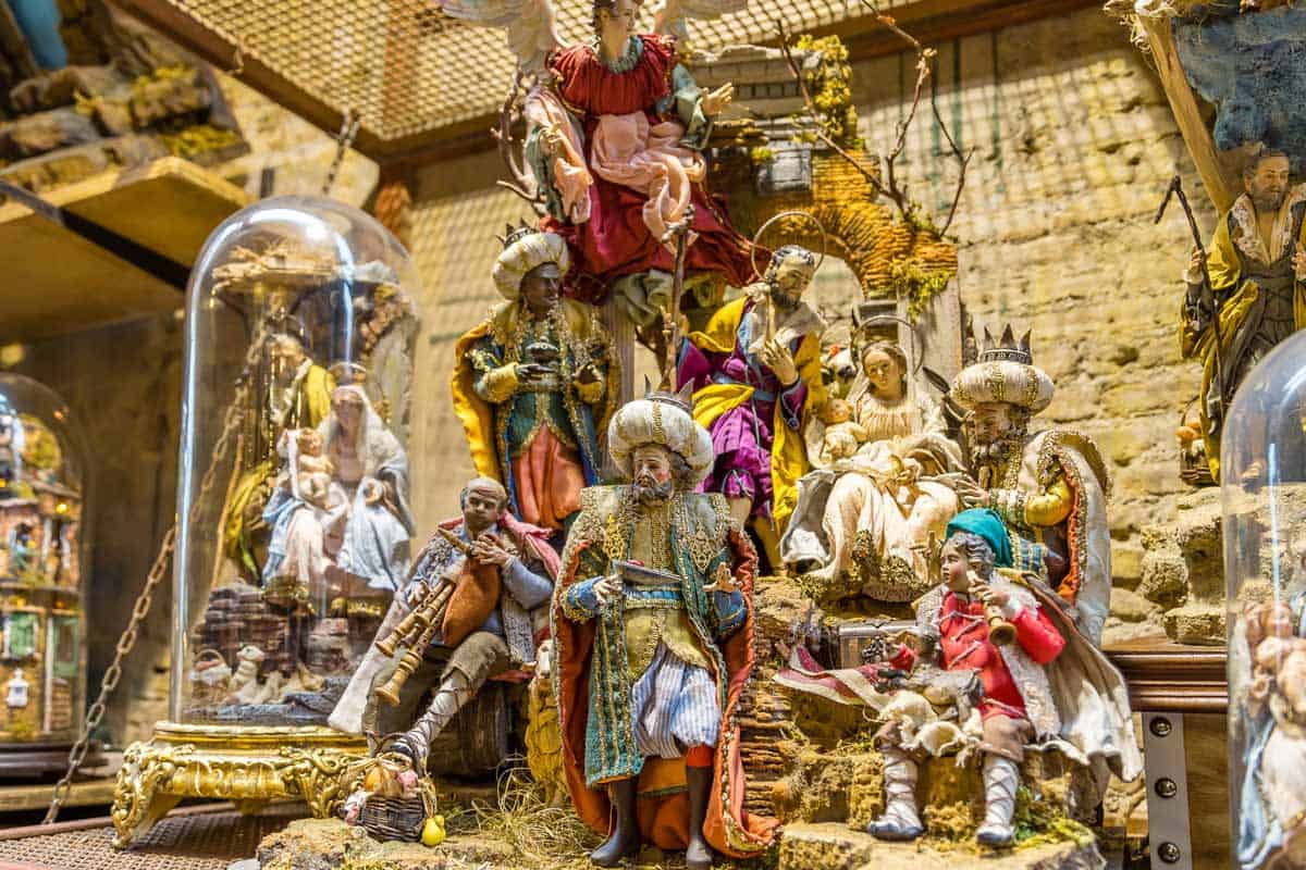 L'arte del presepe: dietro un pastore si muove un mondo