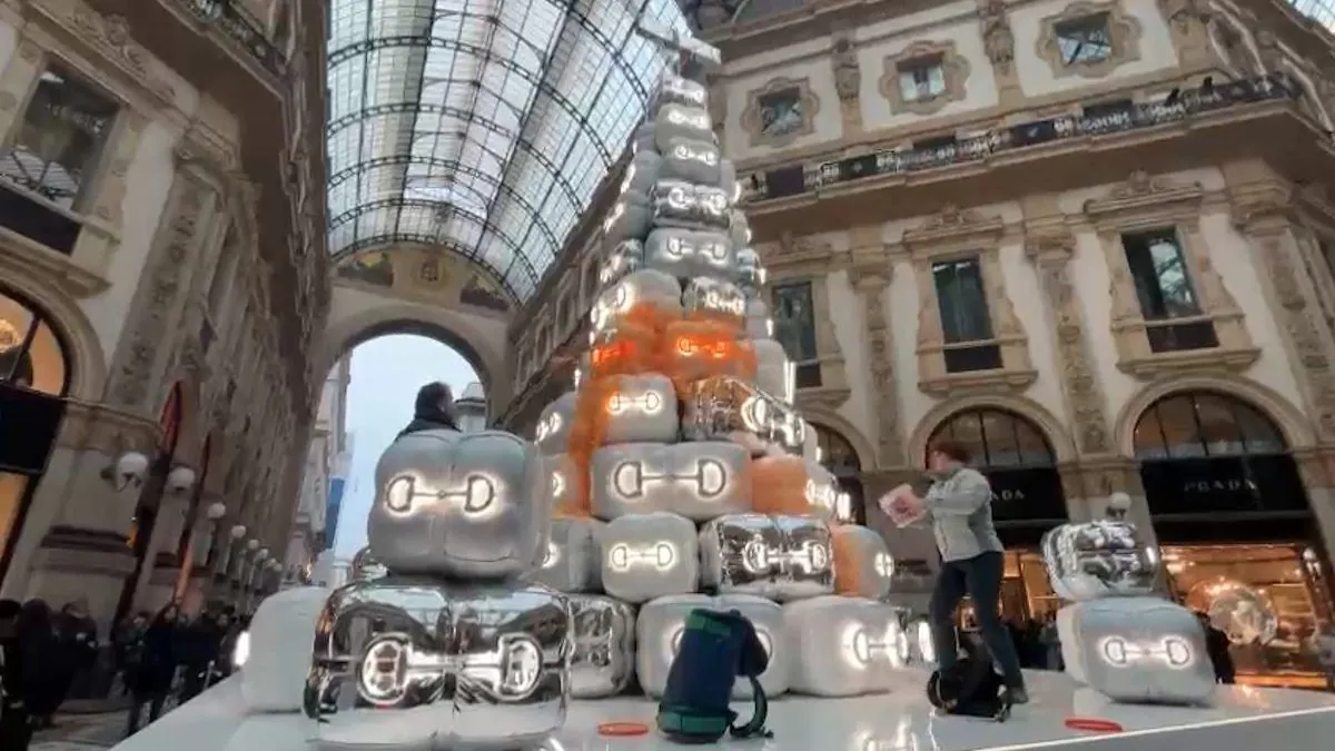 Ultima Generazione lancia vernice sull'albero di Natale Gucci a Milano: l'azienda lo lascerà verniciato