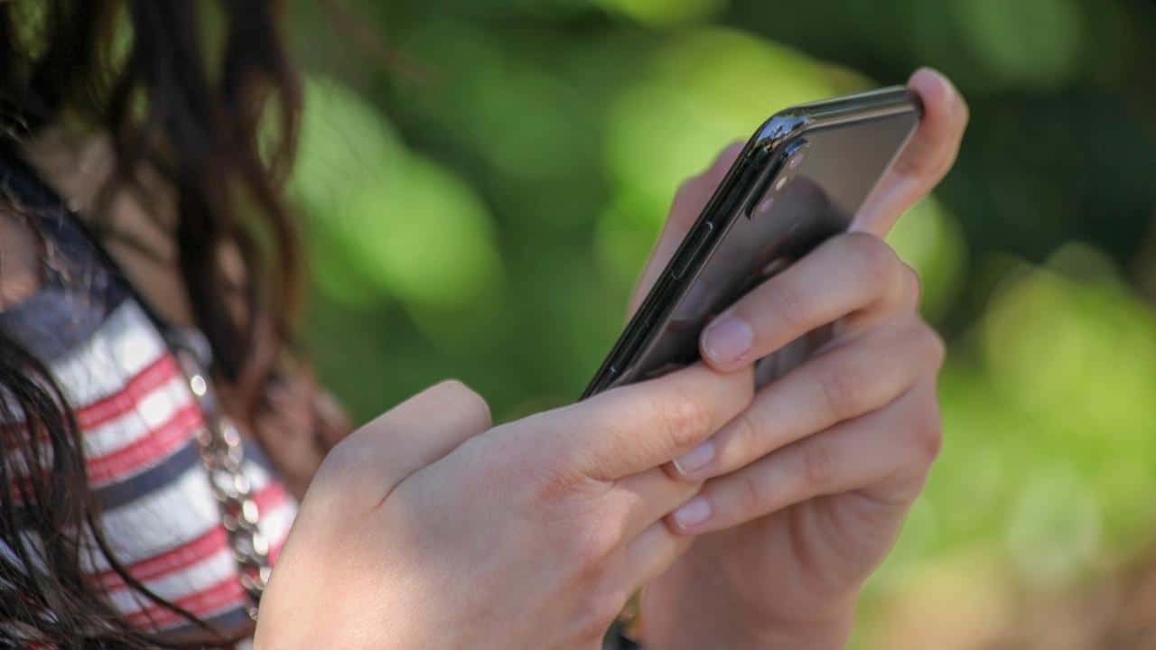 Minorenni e social media: sempre più limitazioni per tutelare la nostra felicità