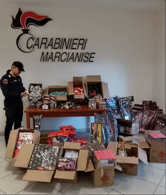 Sant'Arpino(CE), sorpresi con fuochi illegali ed esplosivo custoditi nel cantinato: in due arrestati dai Carabinieri