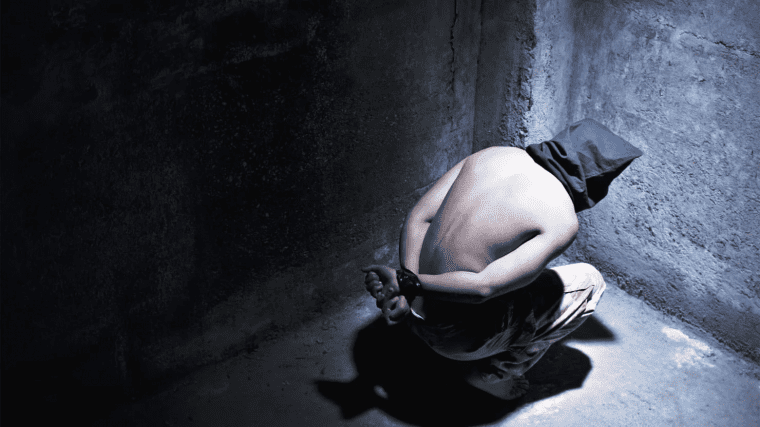 L'Italia e la tortura: storia di un ritardo imperdonabile