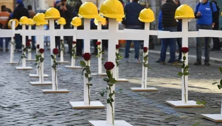 Le morti sul lavoro in Italia sono una costante fissa
