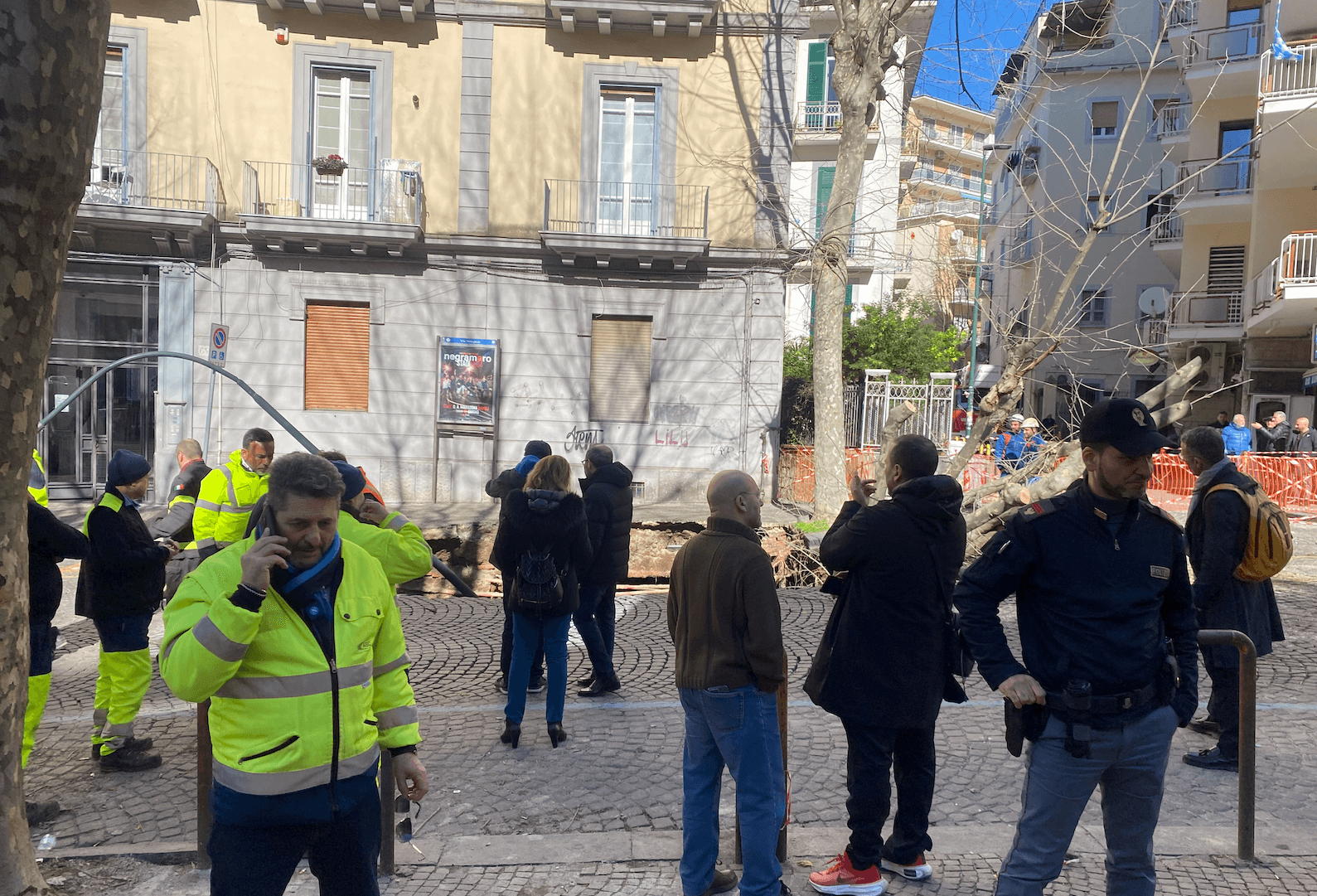 Napoli, voragine al Vomero: un ferito e due auto coinvolte