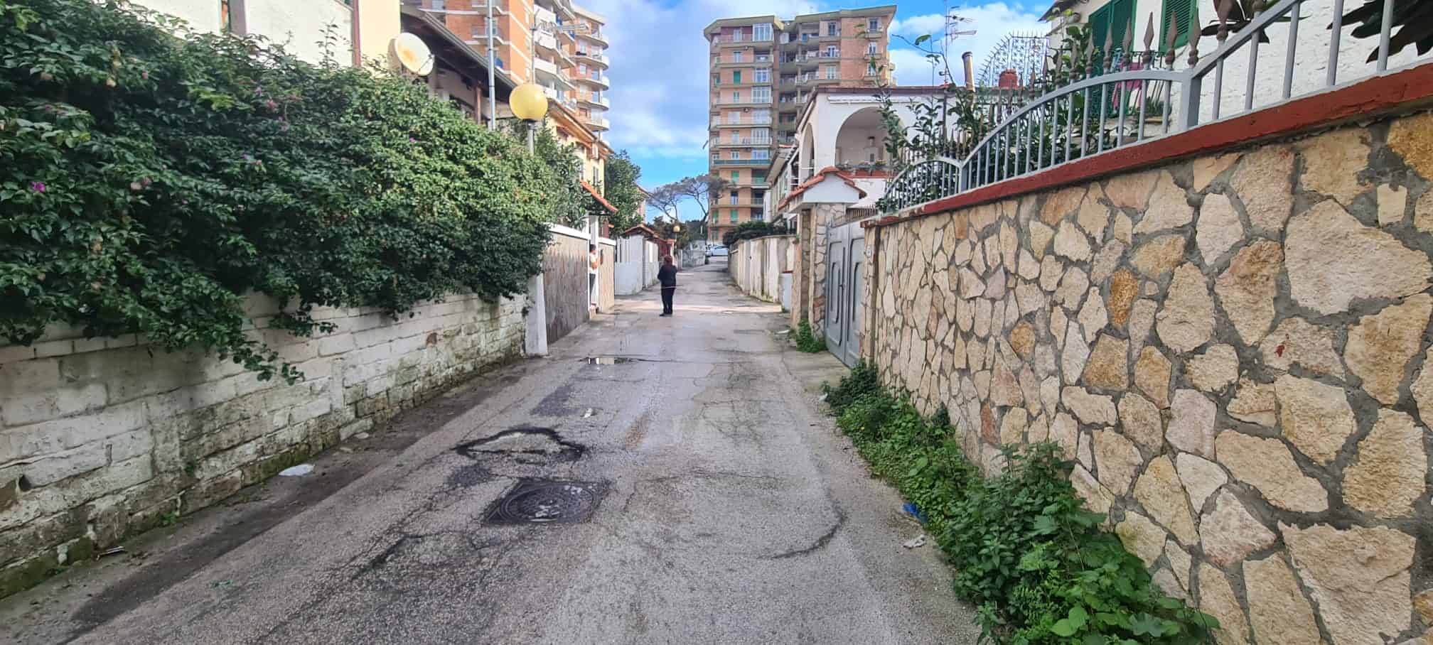 Buche e guida sfrenata: cittadini esausti a Viale delle Abelie