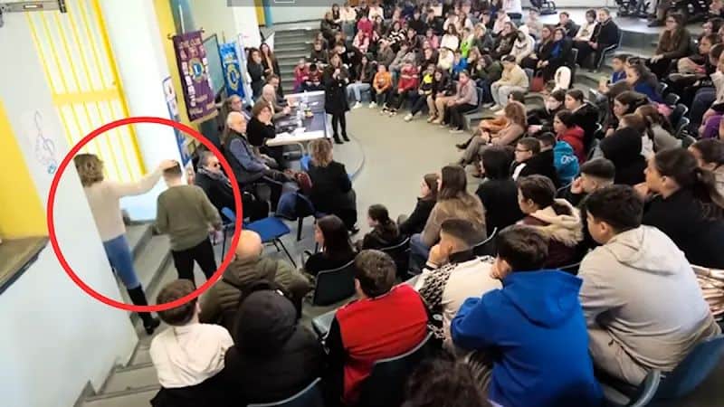 Afragola, ragazzo autistico allontanato durante evento sul bullismo. La madre: "Cacciato come un cane"