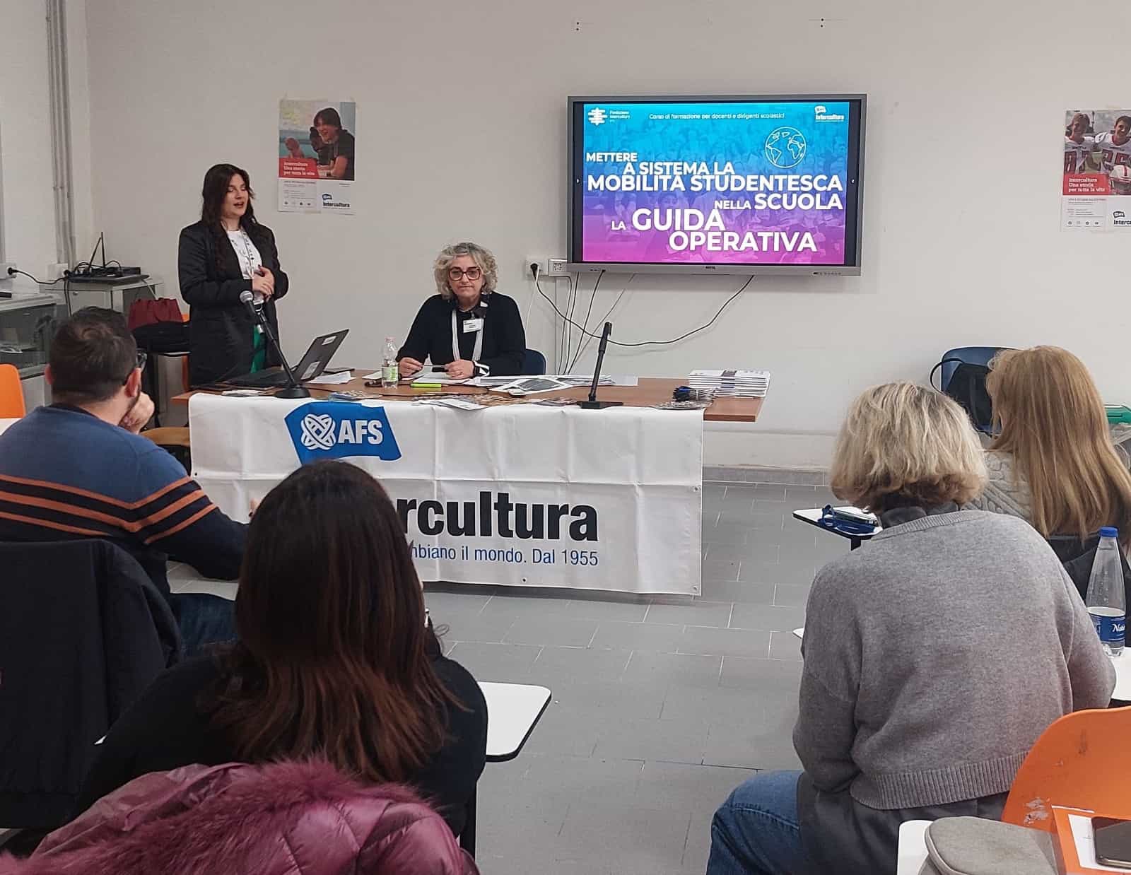 Internazionalizzare le scuole si può: ecco come mettere a sistema la mobilità internazionale con Intercultura