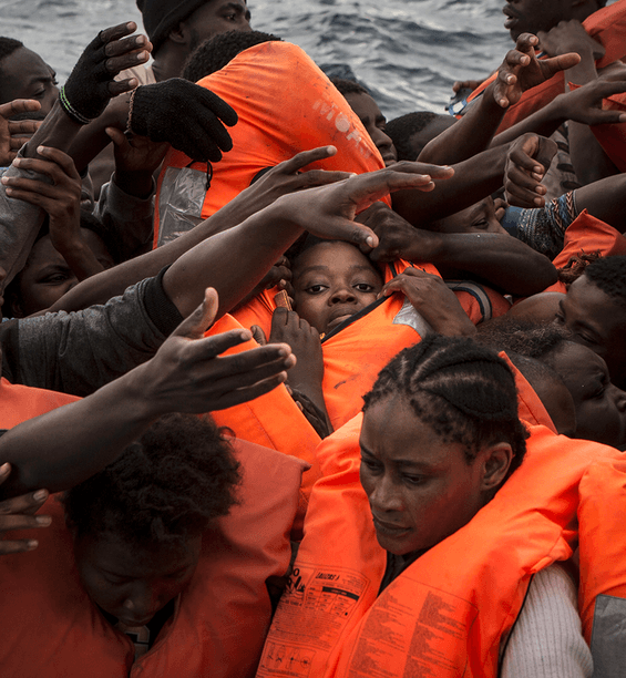 COPERTINA - Se questo è un capitano: centinaia di migranti processati come scafisti mentre i veri trafficanti la fanno franca