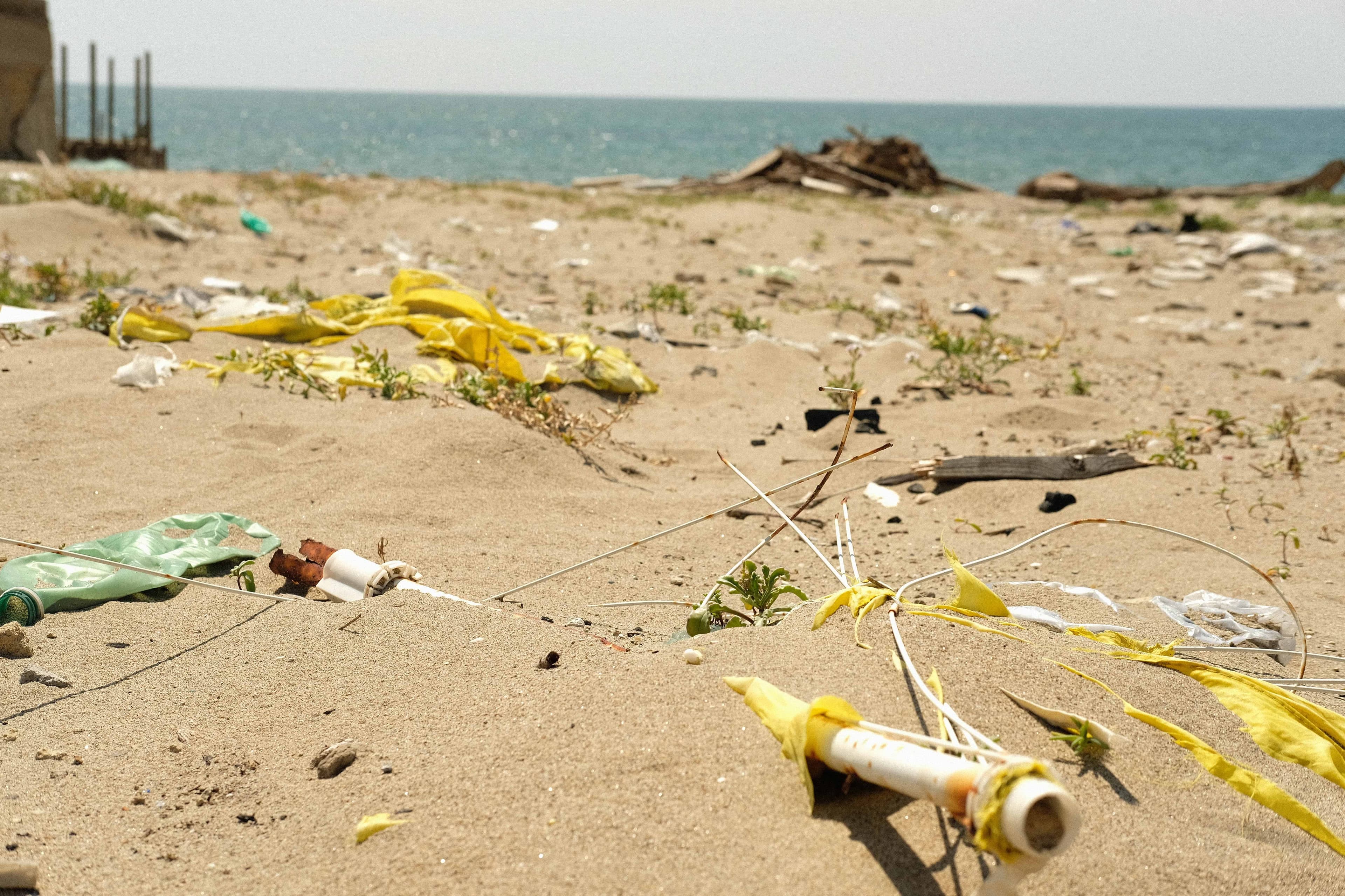 Ischitella: spiagge libere inondate da rifiuti
