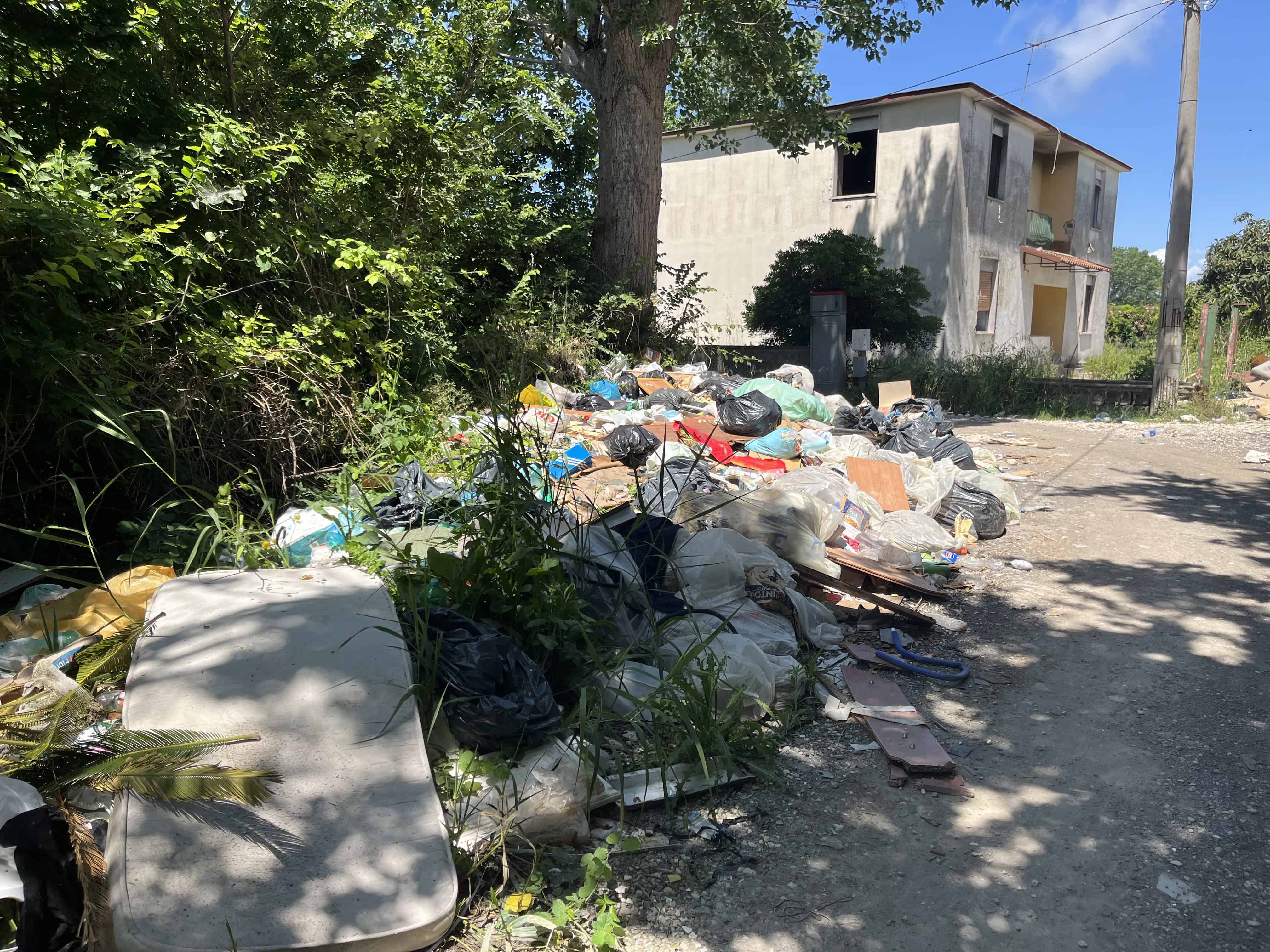 Discariche di rifiuti nelle vie di Destra Volturno, c'è anche l'amianto. LE FOTO