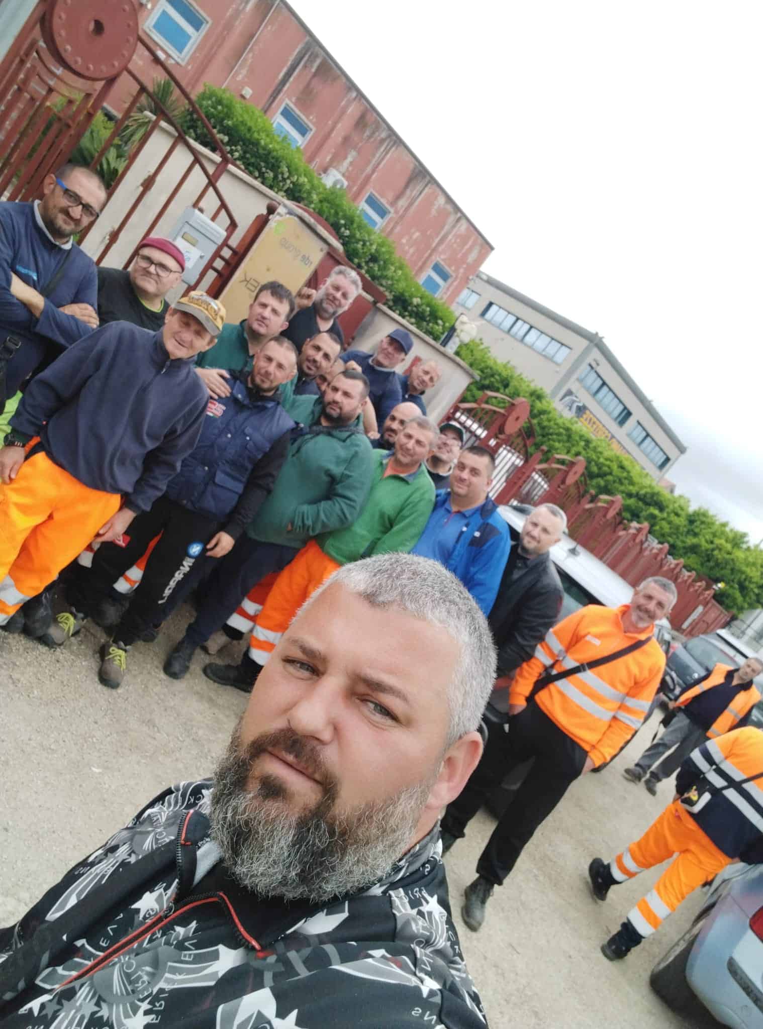 Castel Volturno, gli operai del servizio rifiuti in protesta sotto sede ISVEC