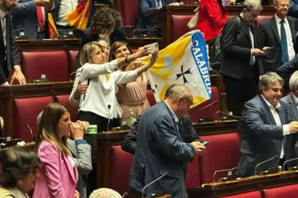 Autonomia, l'immagine delle bandiere regionali in Parlamento è una pugnalata al tricolore