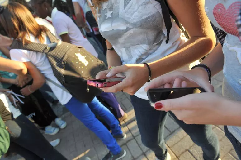 Stop agli smartphone per uso didattico fino alla terza media