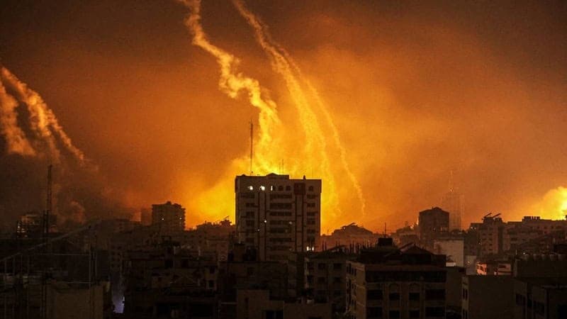 Israele apre il fuoco sugli sfollati di Gaza: civili bruciati vivi