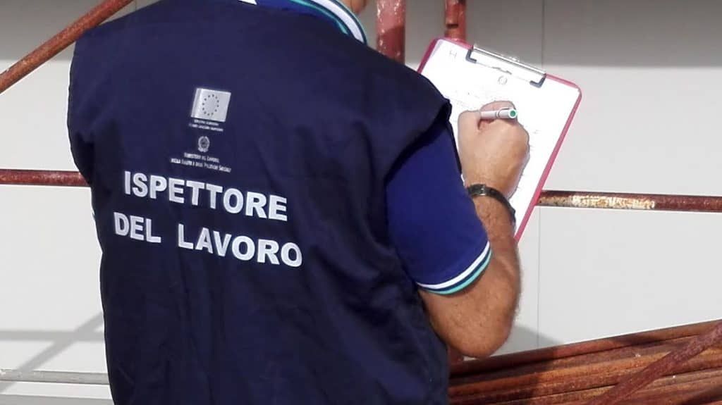 Quando lavorare significa restare poveri: il crollo dello Stato sociale in Campania
