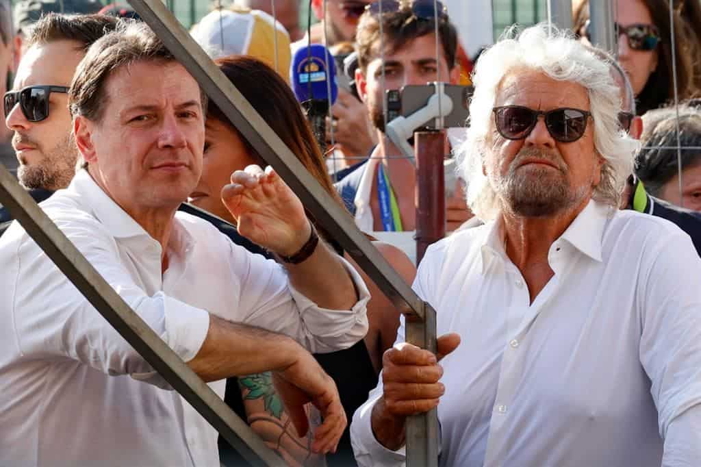 Grillo vs Conte: il fondatore chiede la ripetizione del voto