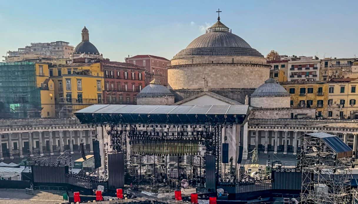 X Factor a Napoli: 21 lavoratori in nero per lo smontaggio del palco