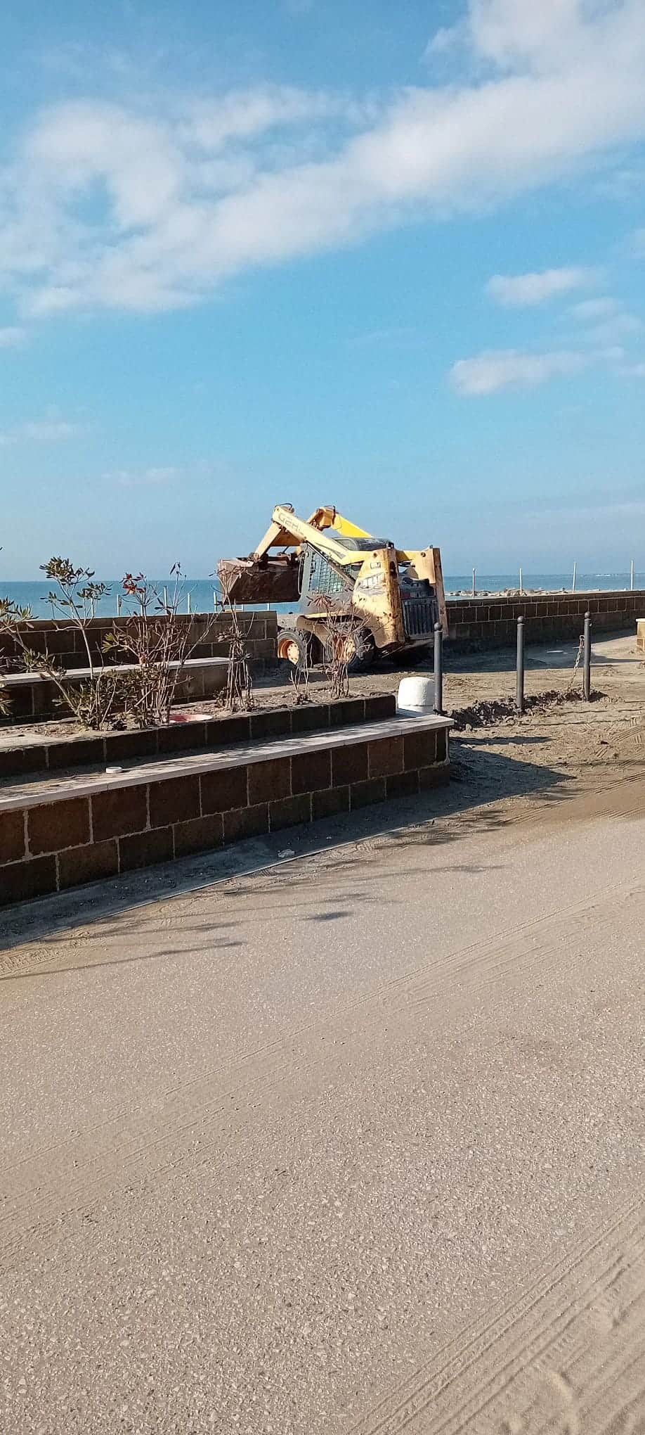 Castel Volturno, non si può spostare sabbia sporca sulla spiaggia libera