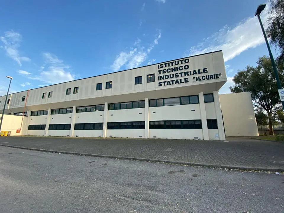 Giovani armati a scuola: a Ponticelli una preside chiede il metal detector