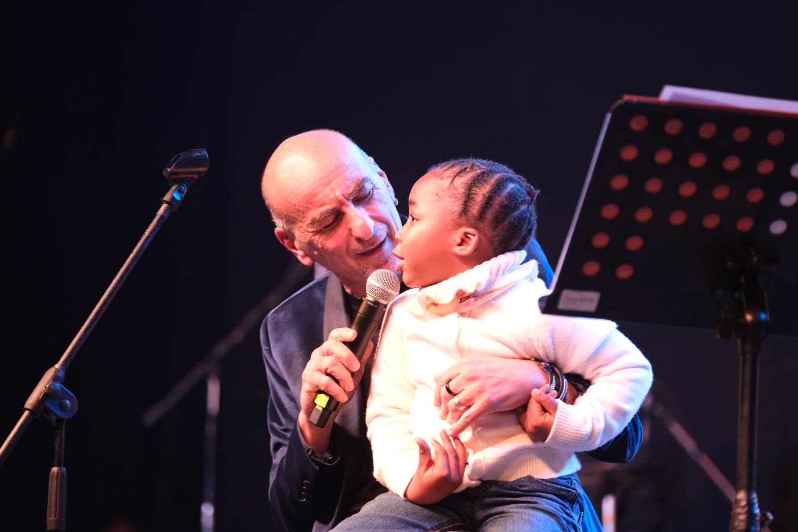 Un successo di solidarietà: il concerto di beneficenza per Africaintesta