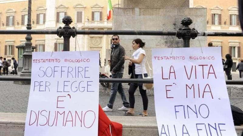 La Toscana approva la legge sul fine vita: è la prima regione in Italia a farlo
