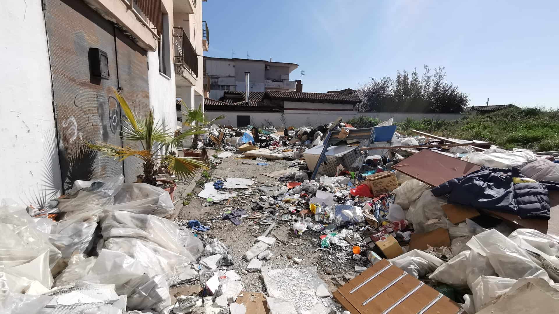 Giugliano invasa dalla spazzatura: segnalata a Casacelle una discarica abusiva