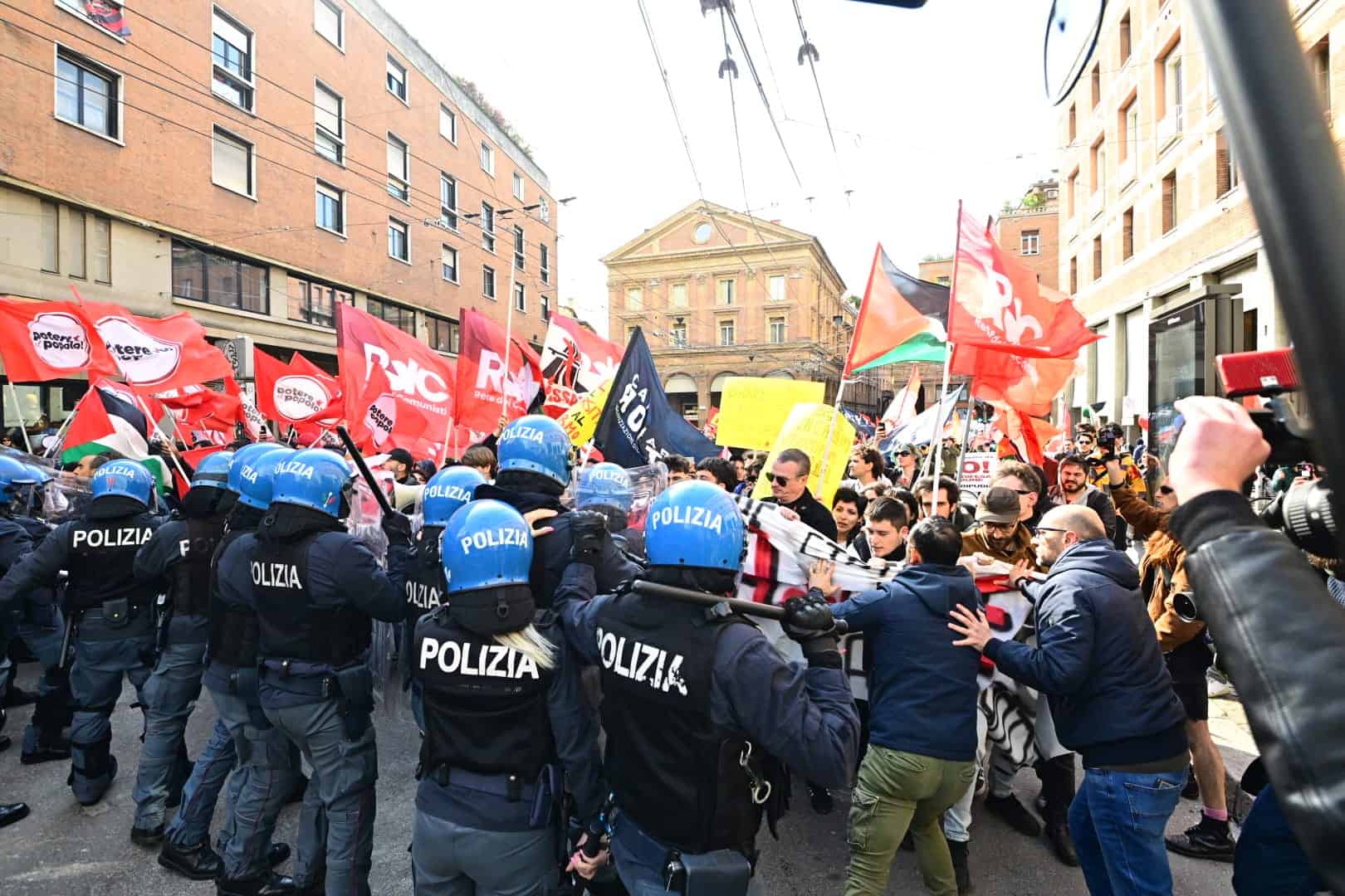A Bologna scontri tra i manifestanti e la polizia