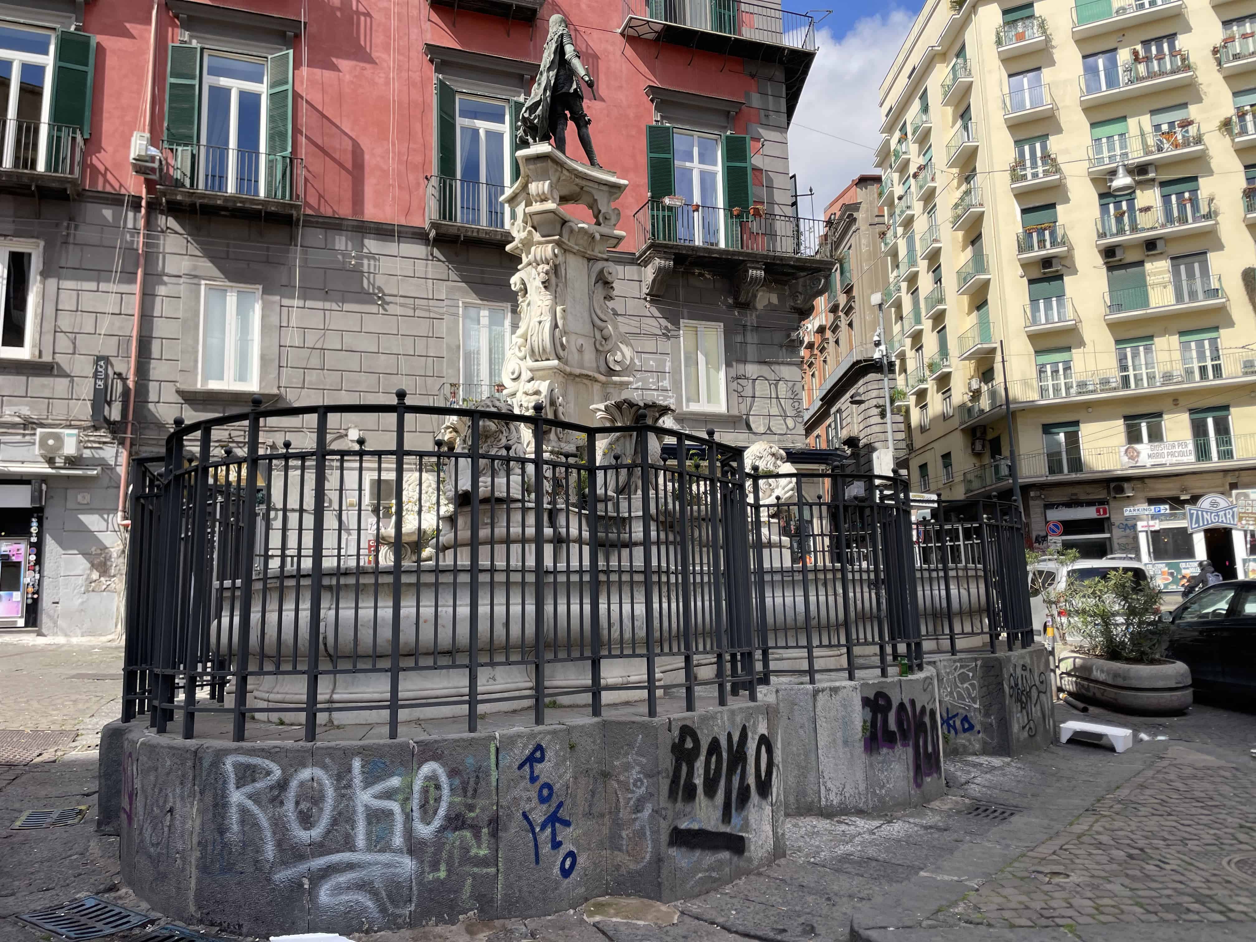 La Fontana di Monteoliveto: storia e degrado nel cuore di Napoli