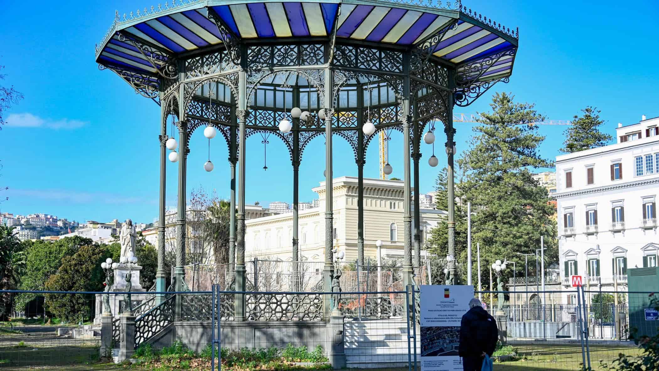 La Villa Comunale di Napoli è ancora chiusa: lavori in ritardo e parco negato alla città