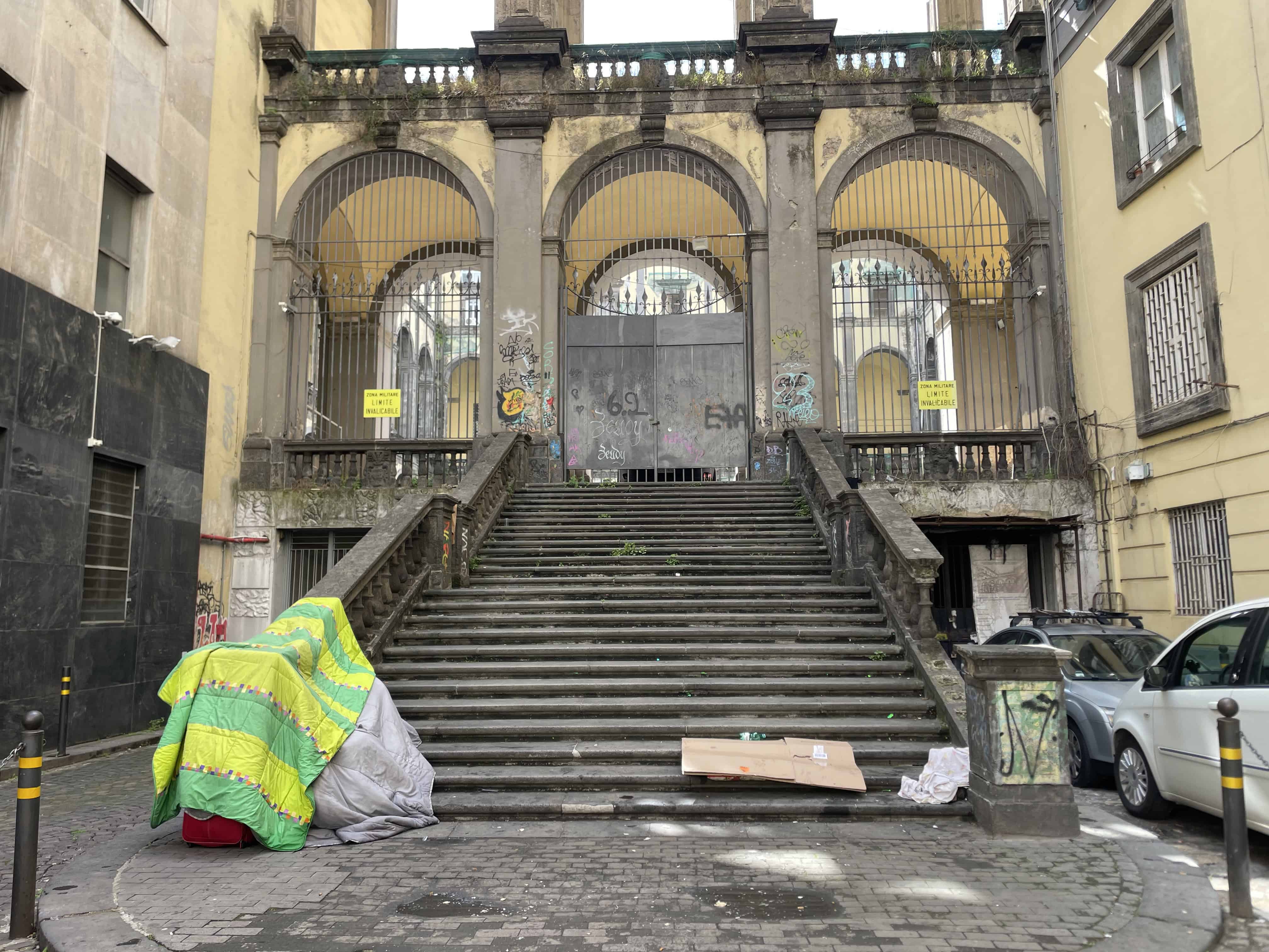 Chiostro di Monteoliveto: da tesoro nascosto a rifugio per senzatetto