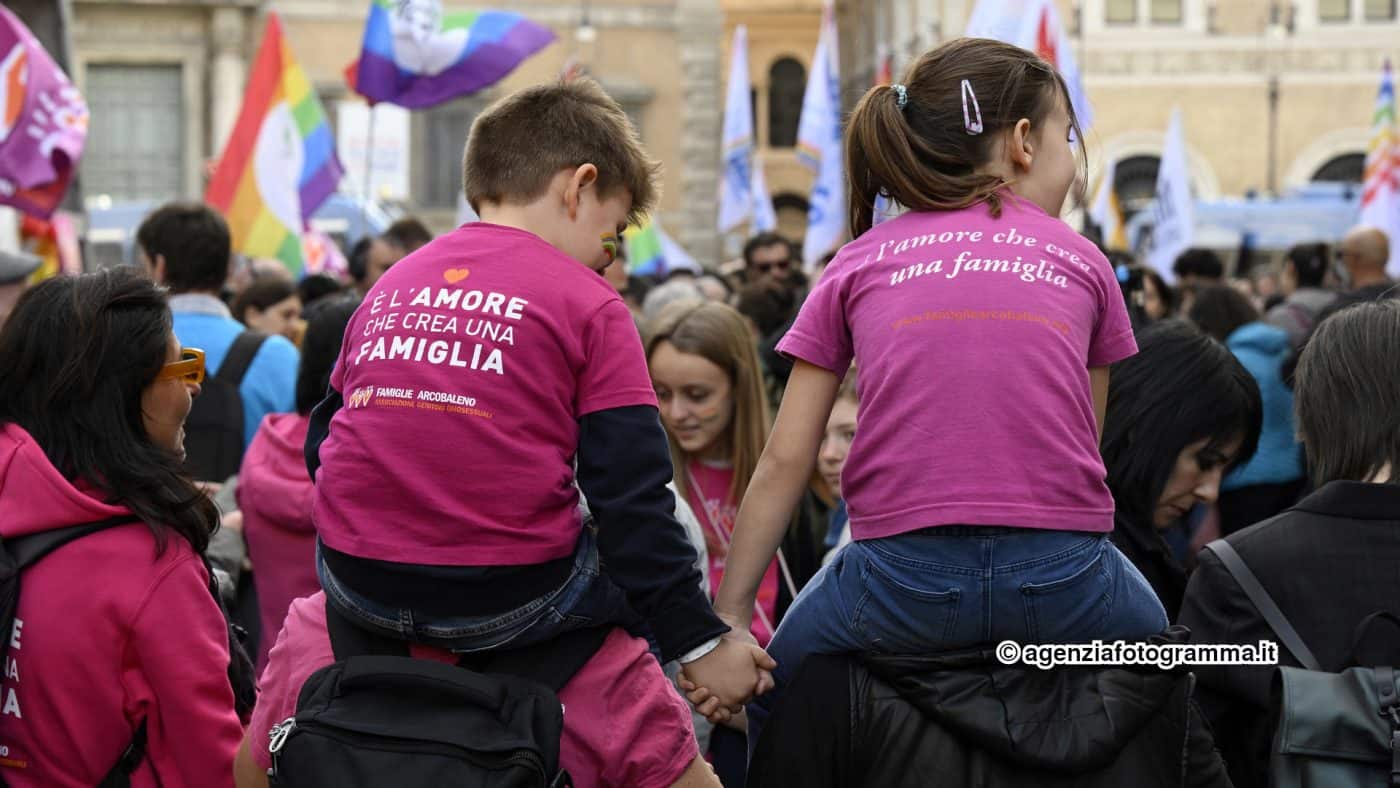 Corte Costituzionale: sì al riconoscimento del figlio nelle coppie omo, nessuna apertura per le donne single