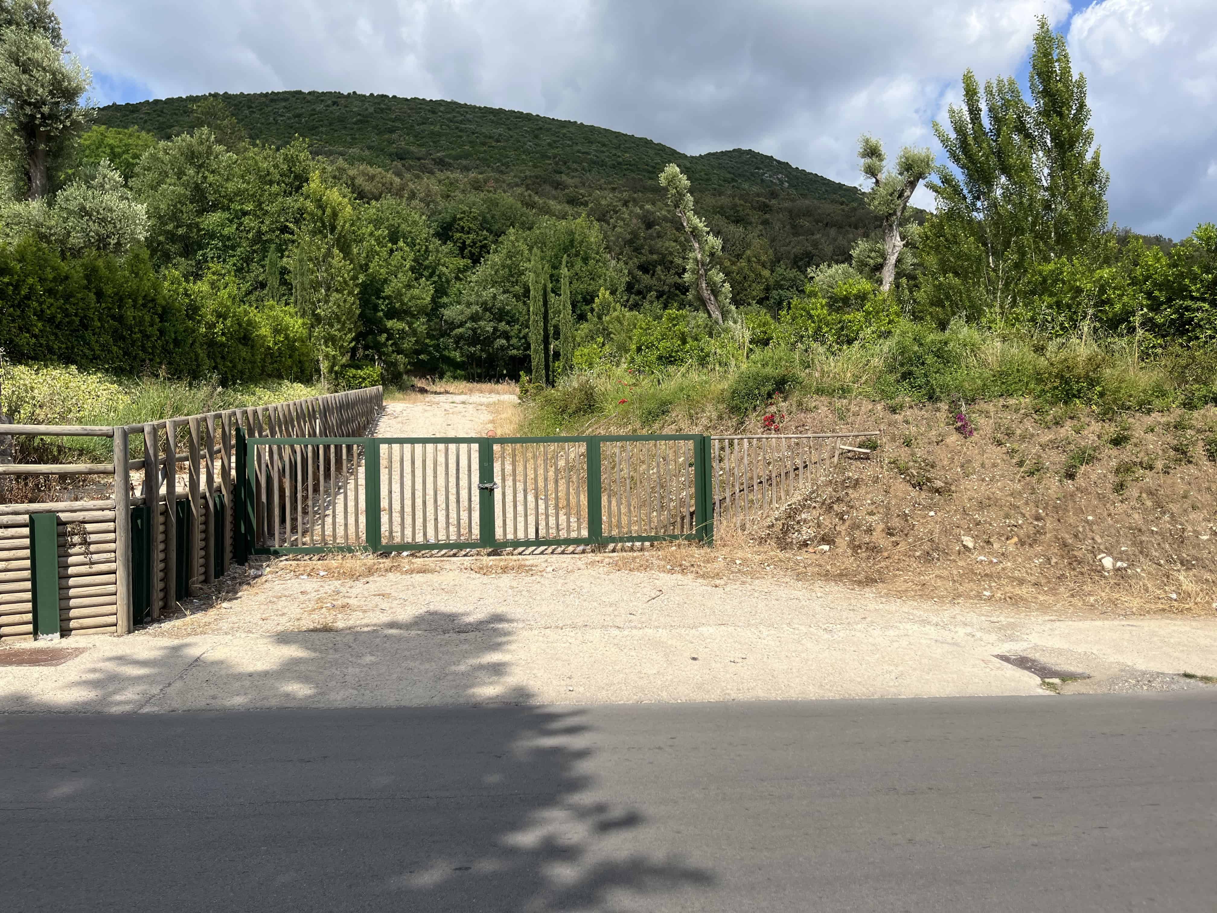 Come si abbatte un Patrimonio UNESCO: il caso del Muro Borbonico di San Leucio