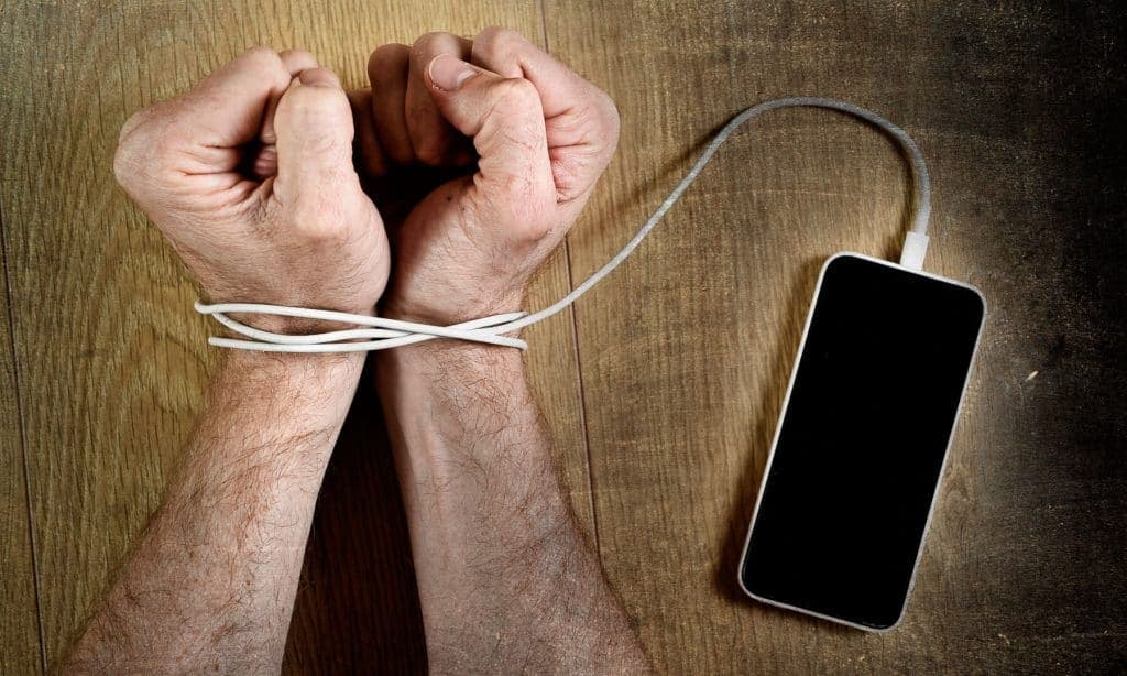 Dipendenza da telefono: giovane al pronto soccorso