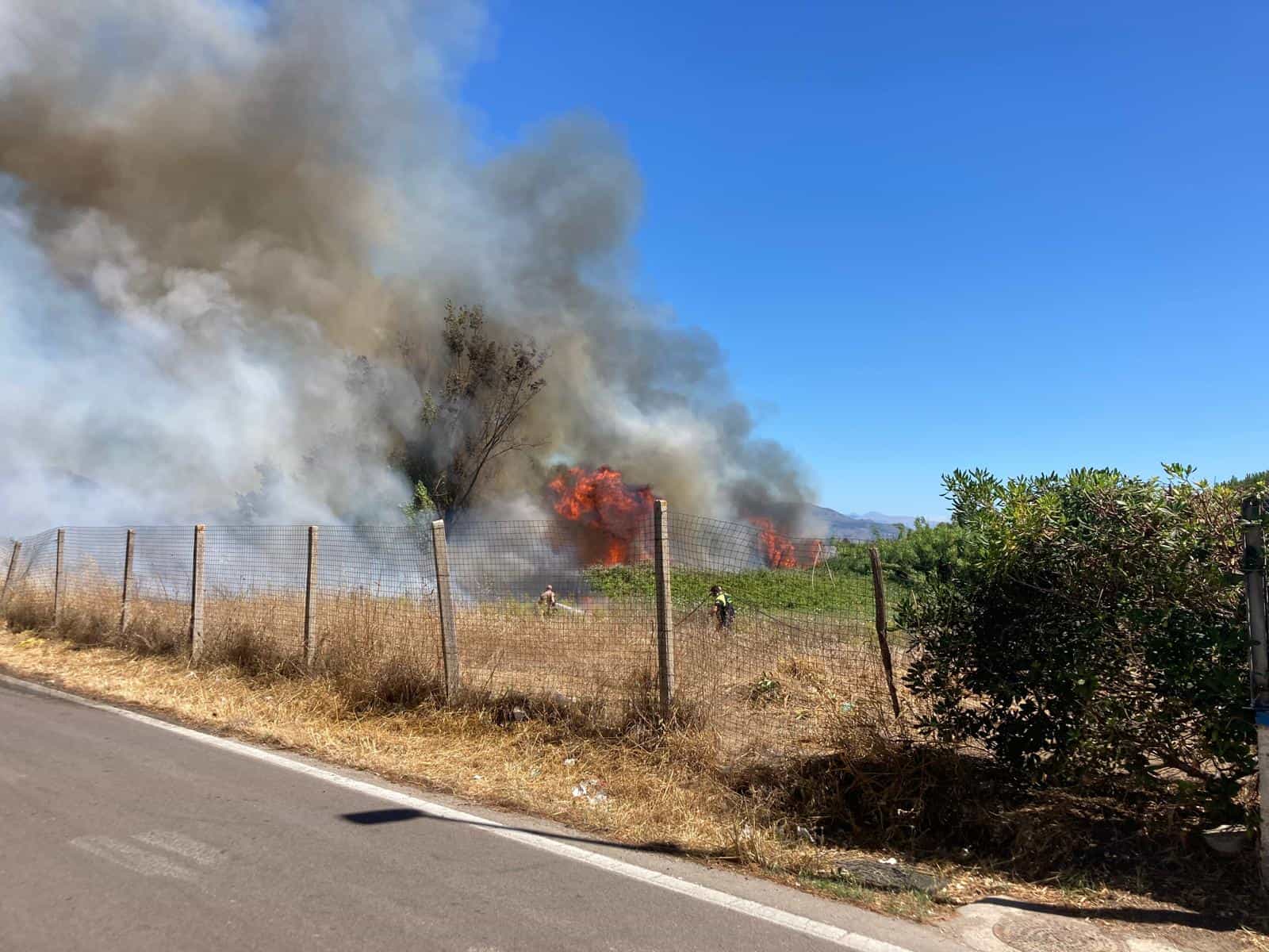 Estate di fuoco a Baia Domizia: incendi e paura tra i villeggianti