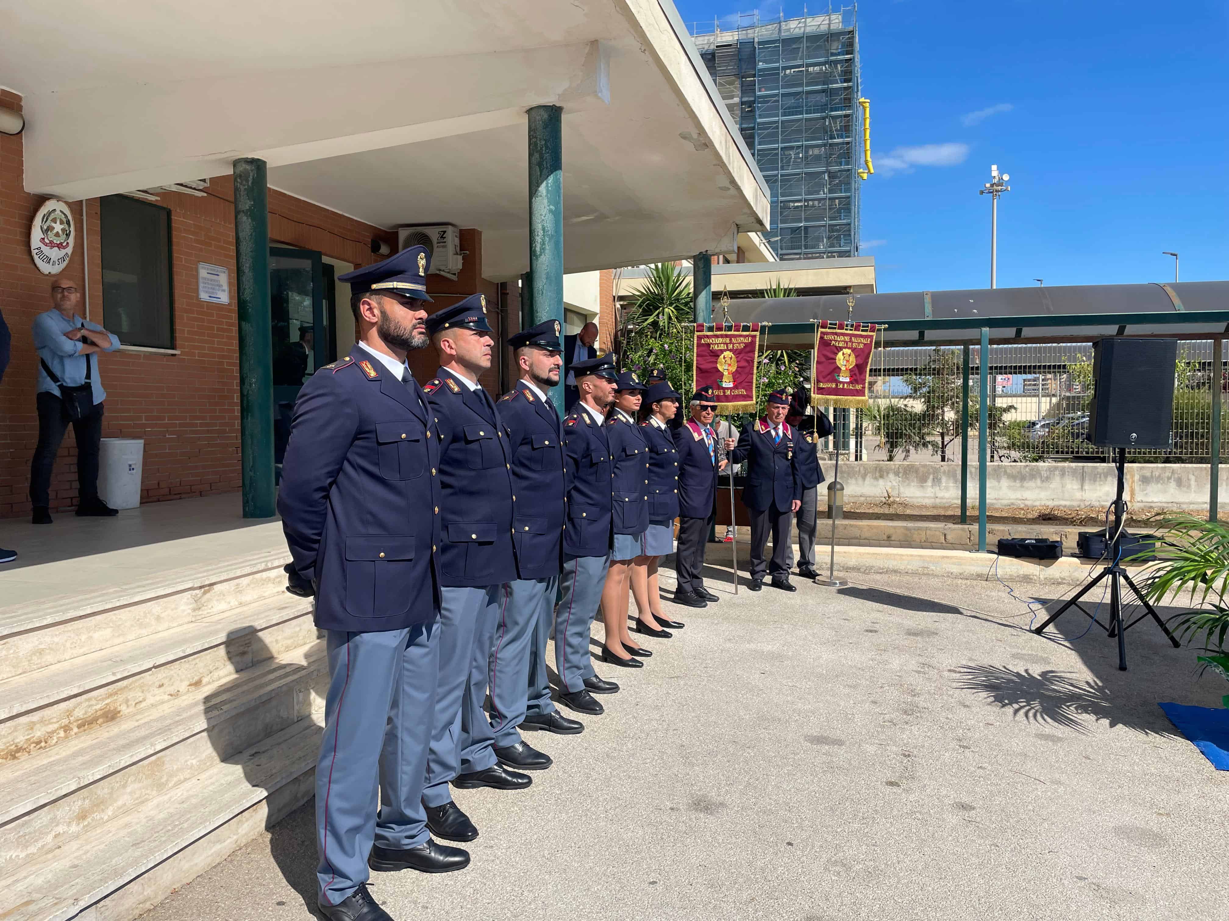 Il ricordo delle vittime della Polizia di Stato: a Castel Volturno il piazzale del commissariato intitolato agli agenti