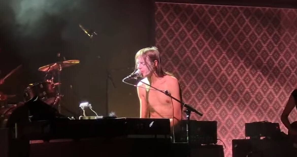 Lucio Corsi è una boccata d'aria fresca a Caserta: il reportage del live