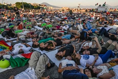 Napoli, Gaza e solidarietà: flash mob alla Rotonda Diaz per le vittime civili