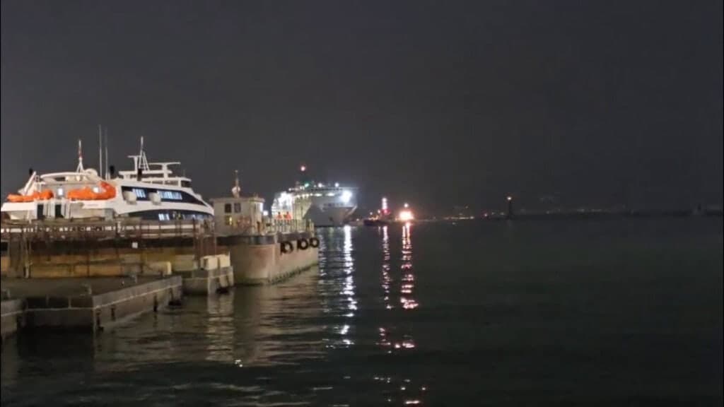 Incendio a bordo di un traghetto nel golfo di Napoli: non ci sono feriti