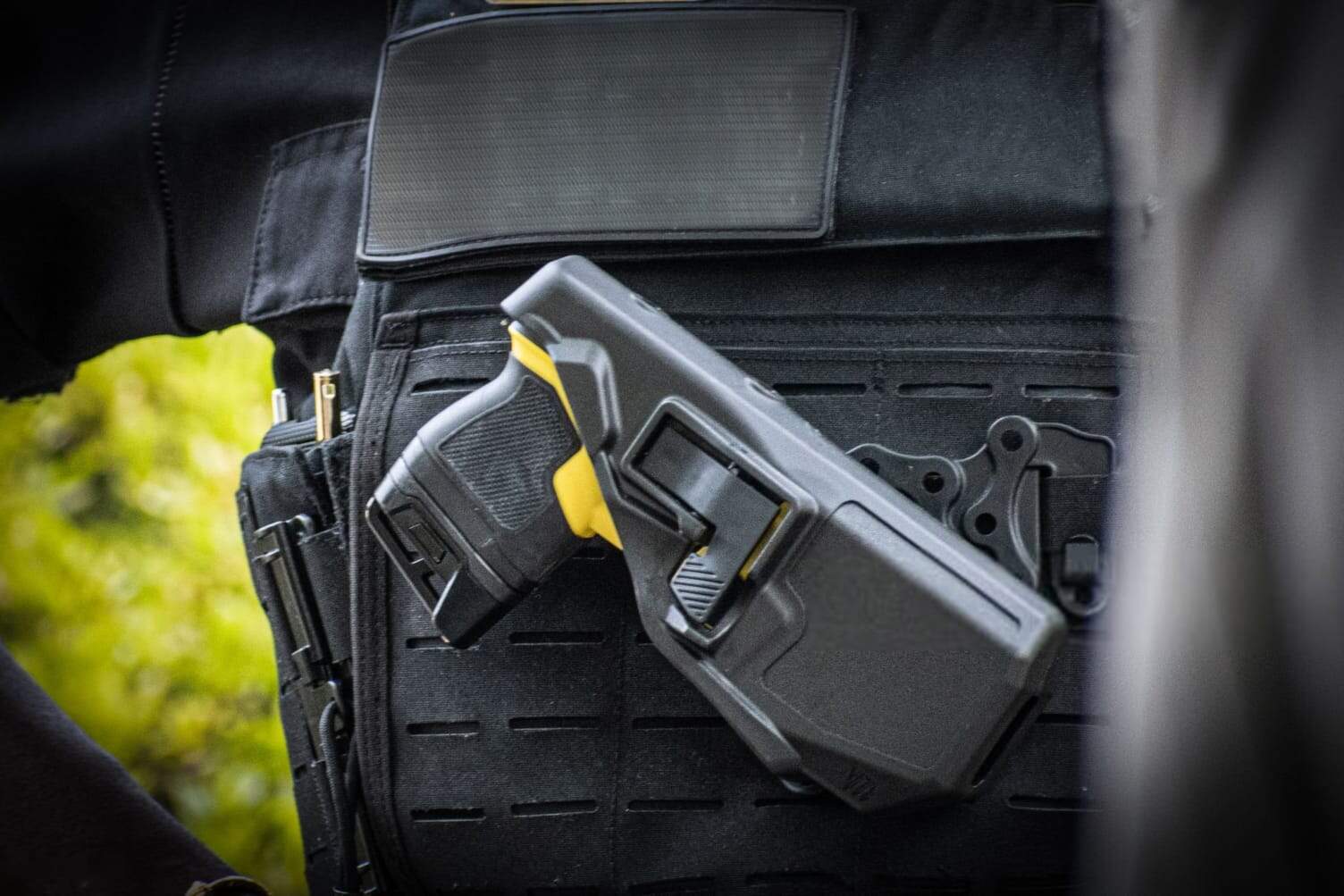 Il lato oscuro del Taser: arma “meno letale” ma non priva di rischi