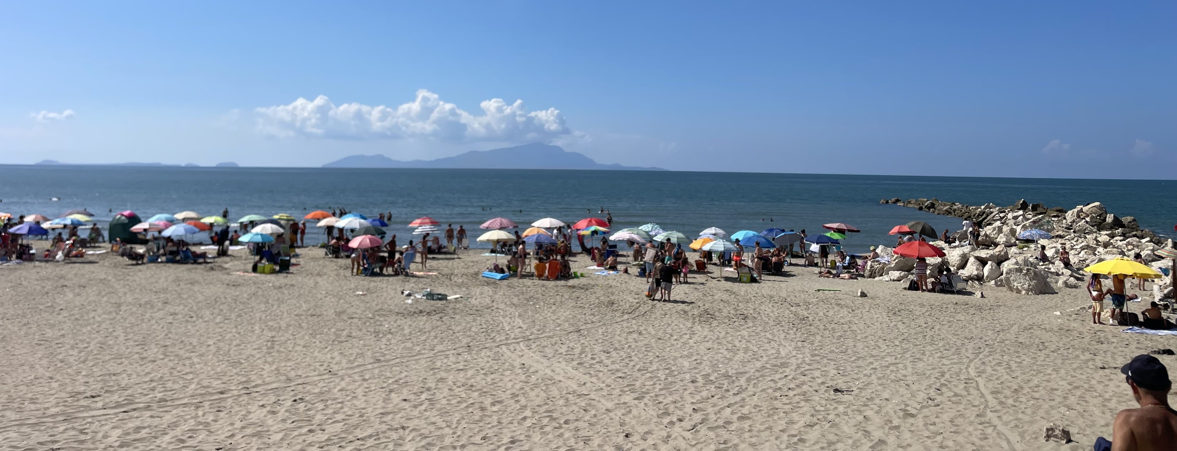 Litorale Domizio, l’estate più difficile: il racconto di imprenditori balneari e bagnanti