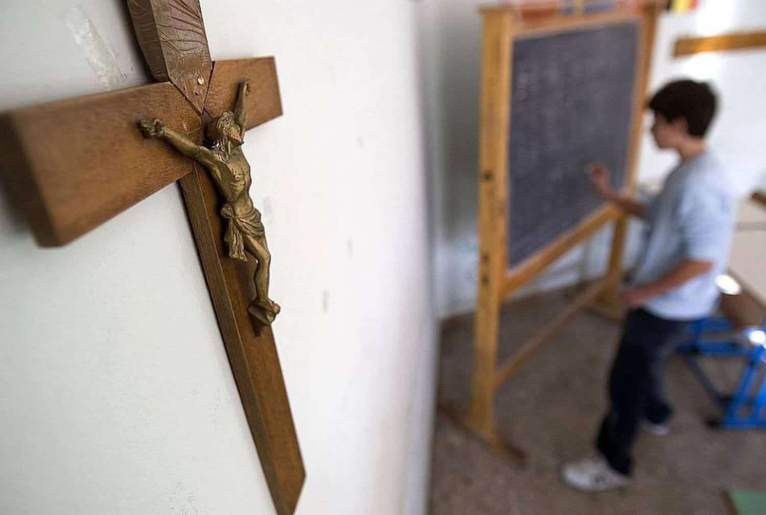 Immessi in ruolo dopo decenni: la surreale vicenda dei docenti di religione