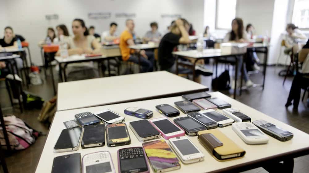 Ennesima stretta sui cellulari a scuola: un divieto vecchio e inutile