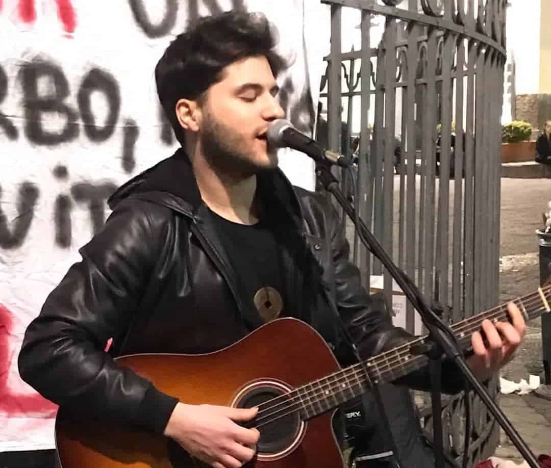 "Non sono un delinquente": la lettera di Gianmario Bruno Sanzari, artista di strada a Napoli