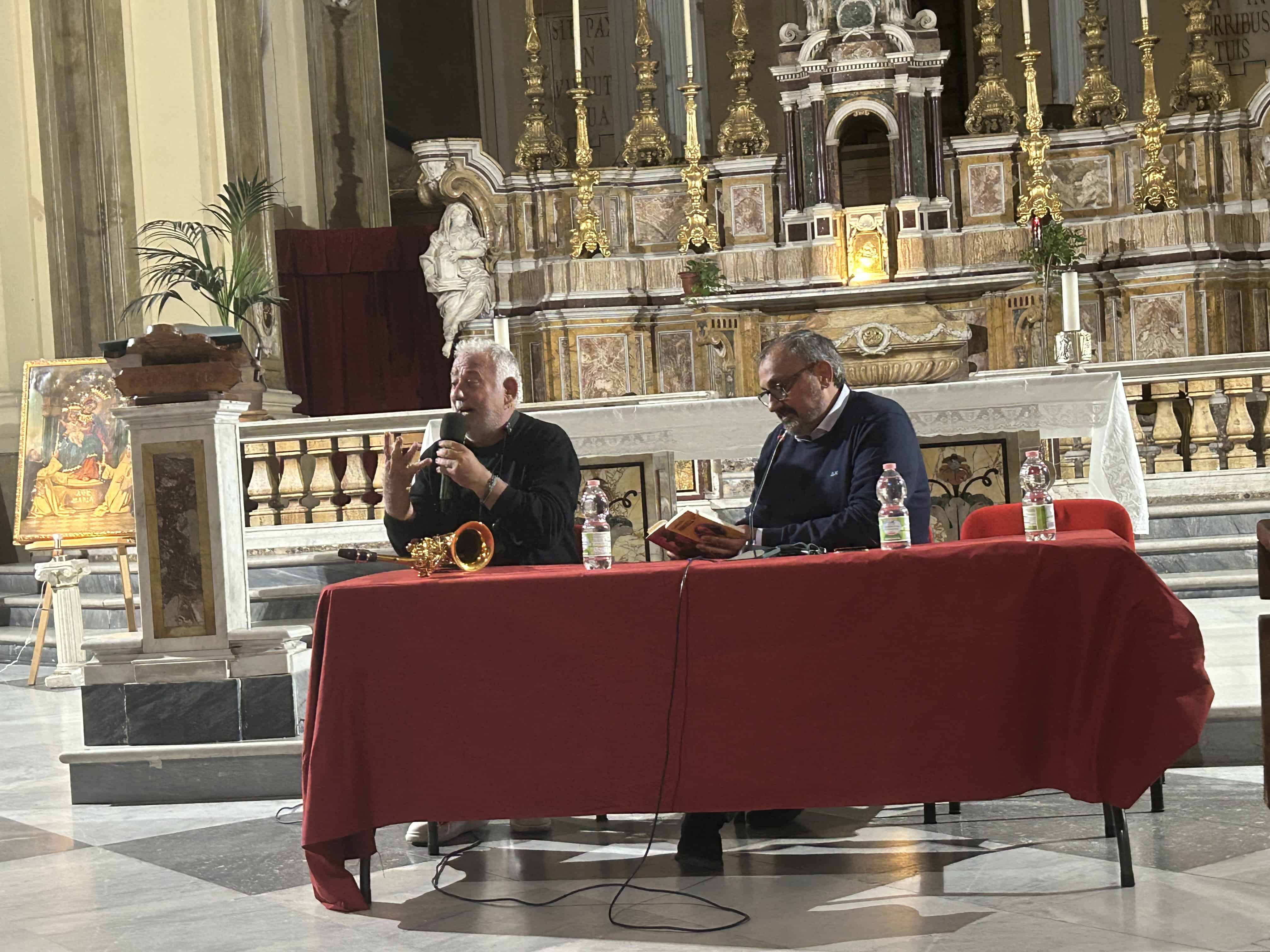 Marco Zurzolo inonda la chiesa di San Giorgio Maggiore: l'artista omaggia James Senese e il suo nuovo libro "Forcella"