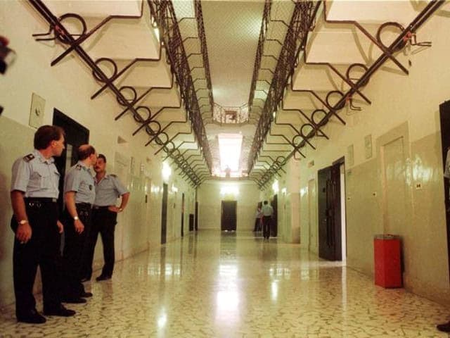 Nel carcere di Poggioreale non ci sono cibo e acqua per i poliziotti