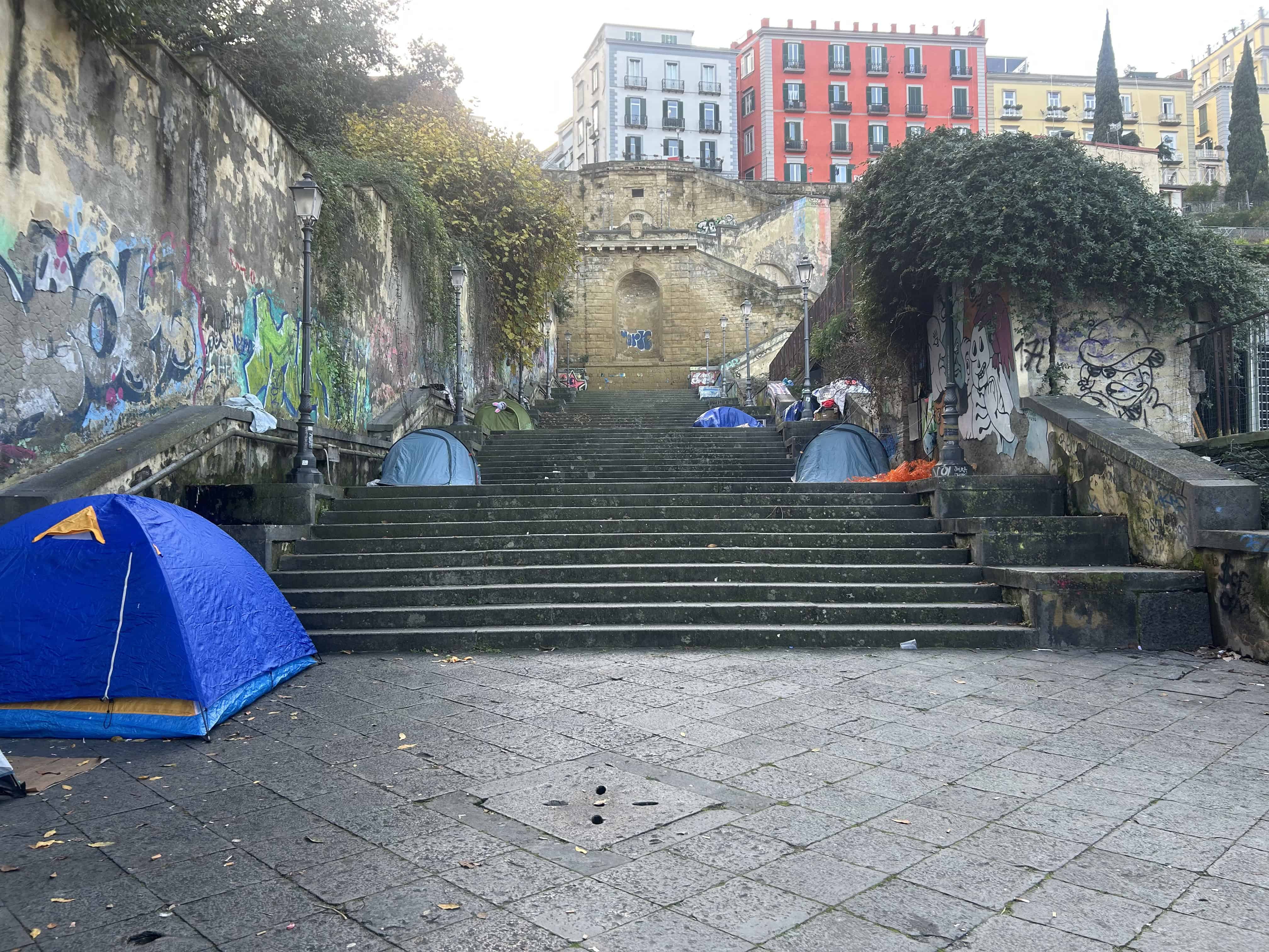 Le scale di Napoli: tra oblio urbano e identità smarrite