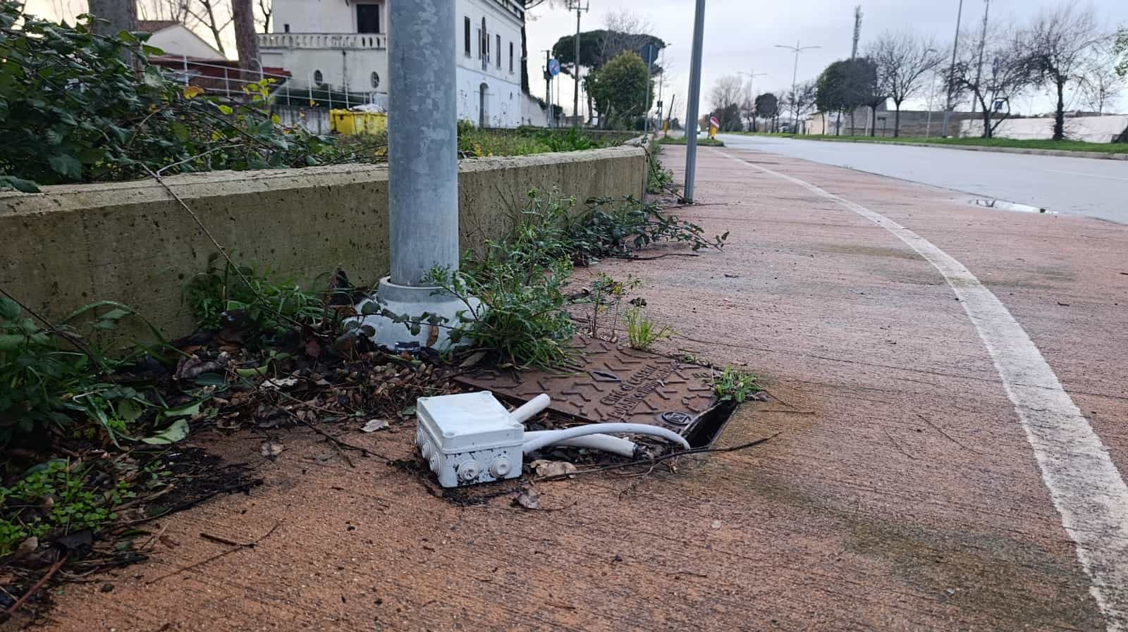 Via Scialla a Caserta è al buio da più di un anno per un furto di cavi elettrici